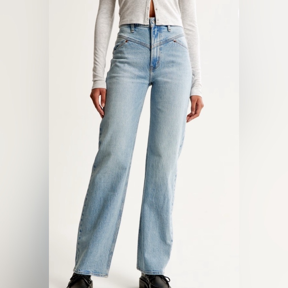 Abercrombie & Fitch Ultra High Rise 90s Straight Jean Medium with Front Yoke